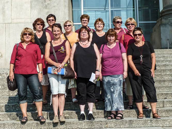 Die Frauen des Bastelkreises aus Hainbronn auf der Treppe des Berliner Reichstags