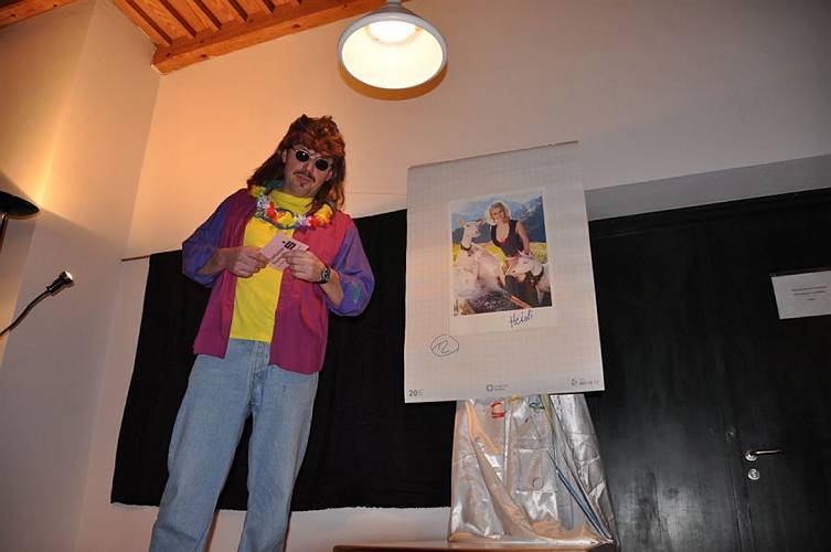 Fritz Suttner bl�ttert zum Fasching im Dorfkalender
