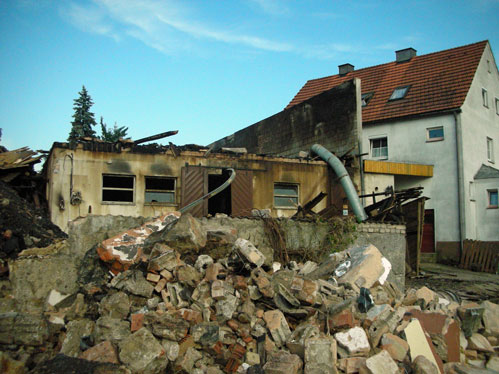 Die Brandschutzmauer zwischen Stall und Wohnhaus - Die Wand rettete das Anwesen