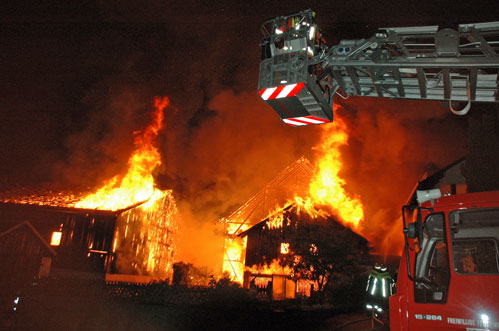 Die Scheunen stehen in Flammen - der Feuerwehr gelingt es. die Nachbarh�ƒ¤user zu retten