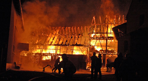Das Feuer frisst sich durch die Scheunen