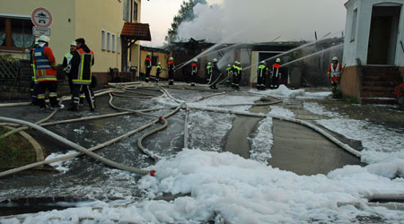 Der Hof ist voller Löschschaum - Die Häuser um das Feuer sind gerettet Der Hof ist voller Löschschaum - Die Häuser um das Feuer sind gerettet