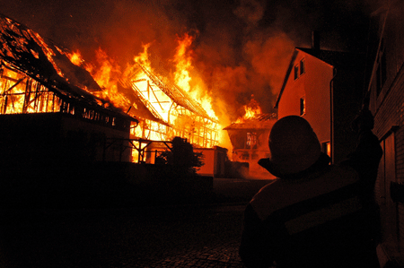 Stall und Scheunen stehen in Flammen - Die Gebäude brennen bis auf die Grundmauern nieder Stall und Scheunen stehen in Flammen - Die Gebäude brennen bis auf die Grundmauern nieder