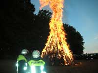 Im Nachthimmel lodert das Hainbronner Sonnwendfeuer