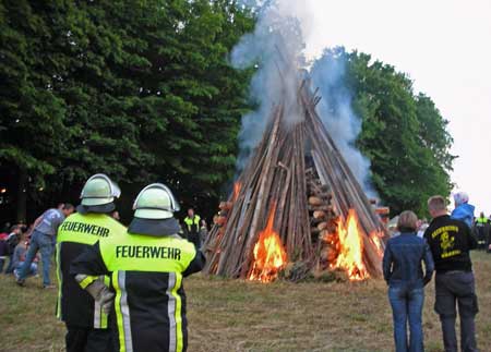 Der Sommer kann kommen - das Hainbronner Sonnwendfeuer brennt