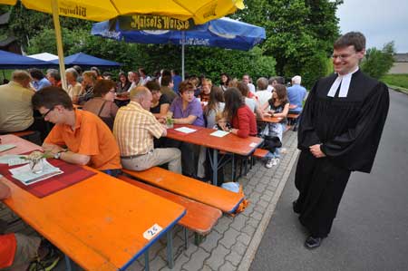 Pfarrer Thomas Miertschischk beim Hainbronner Gemeindehausfest Pfarrer Thomas Miertschischk beim Hainbronner Gemeindehausfest