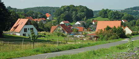 Das Haus der Familie Hauer - im Vordergrund der Pferdestall