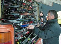 Busfahrer \"Mossi\" beim Verladen der Ski