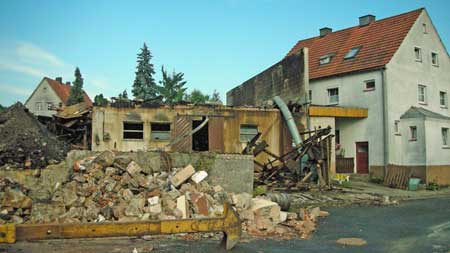 Die Aufr�umarbeiten stehen an - Der Stall erh�lt wieder einen Dachstuhl