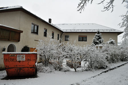 Container vor dem leestehenden Seniorenheim Hainbronn