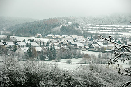 Blick auf Hainbronn im Schnee