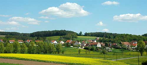 Blick von der \"Alten Stra�e\" auf Hainbronn - im Vordergrund ein bl�hendes Rapsfeld