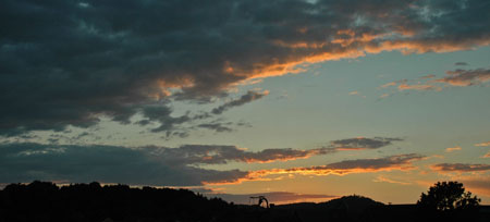 Abendrot mischt isch in die Wolkenfront �ber dem Pegnitzer Schlossberg
