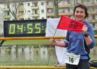 Die 50 Kilometer-Fahne in der Hand