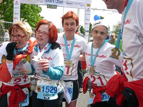 Kerstin Ehler aus Hainbronn mit Teilnehmern der Down-Syndrom Marathonstaffel in W�rzburg