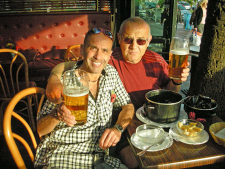 Last beer before the race - Peter und Martin aus England in einem Stra�encafe in Nizza - Beide haen schon �ber 100 Marathons absolviert