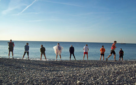 Kein Dixi-Klo weit und breit - L�ufer gehen noch mal schnell ans Meer beim Marathon Nizza-Cannes