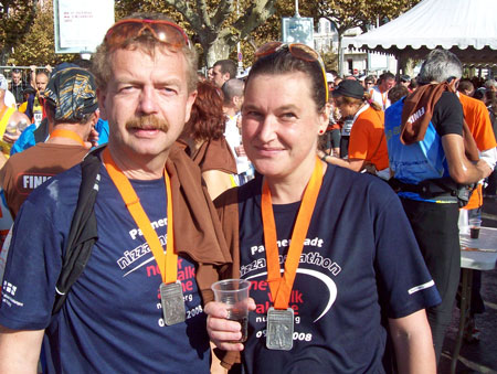 Zufrieden im Ziel und die Finischer-Medaille um den Hals