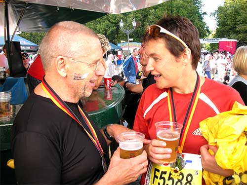 Berlin Marathon 2006: Im Ziel gab es ein Bier mit Mücke aus der TV-Laufserie \\\"Von-Null-auf-42\\\"