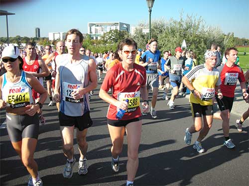 Berlin Marathon 2006: Kerstin vor dem Kanzleramt