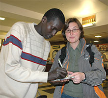 NYC-Marathonsieger Martin Lel gibt Kerstin Ehler ein Autogramm