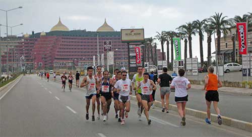 Die Spitzengruppe der t�rkischen L�ufer beim Runtalya 2008 vor den Themenhotels