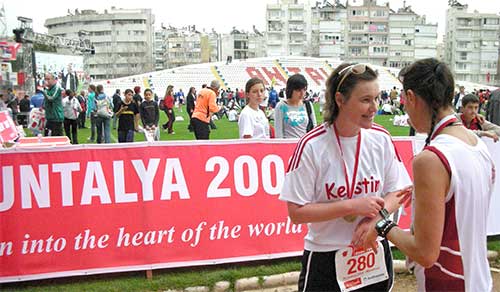 Gl�ƒ¼cklich im ziel - Kerstin mit einer t�ƒ¼rkischen L�ƒ¤uferin im Atat�ƒ¼rk-Stadion von Antalya