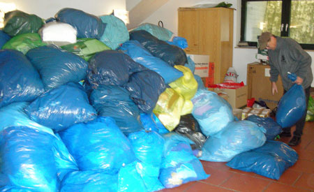 Kleidersammlung im Keller des Gemeindehauses Hainbronn