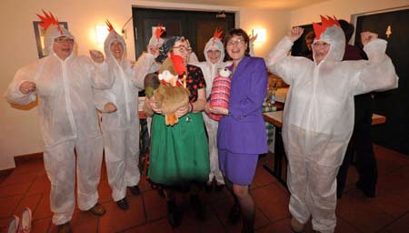 Die \"wilden H�hner\" aus Hainbronn - Der Bastelkreis beim Gemeindehausfasching