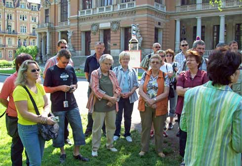 Vor historischer Kulisse in Karlsbad - die Hainbronner Dorfgemeinschaft