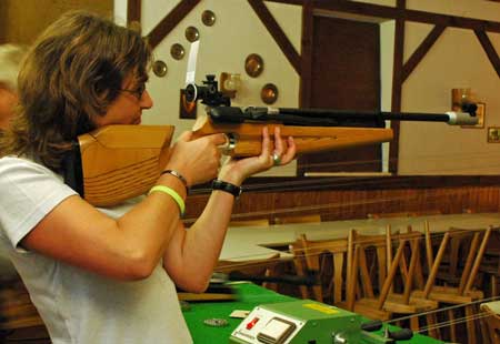 Kerstin am Schie�stand in Hainbronn