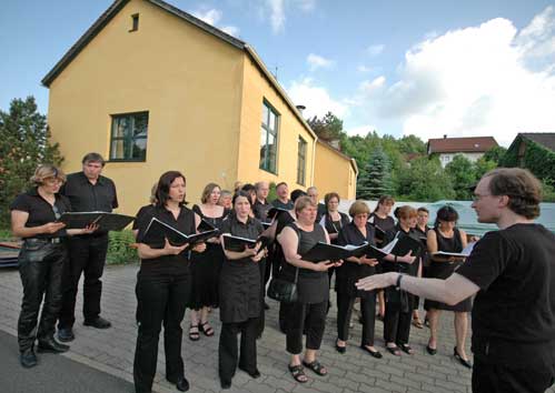 Der Chor \"Lingua Musica\" beim Gemeindehausfest 2008