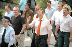 Die Stadtr�te Karl Lothes (Mitte) und Oliver Winkelmaier (rechts) beim Festumzug