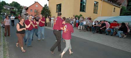 Square Dance nach amikanischer Art vor dem Gemeindehaus Hainbronn