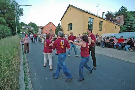 Square Dance vor dem Hainbronner Gemeindehaus