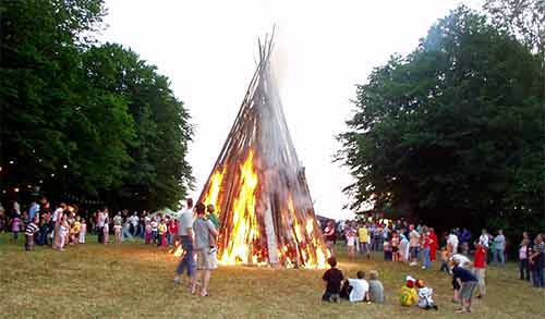 Nach dem Fackelzug haben die Hainbronner Kinder das Sonnwendfeuer entz�ƒ�’�†�€™�ƒ�€ â�‚��„��ƒ�’â�‚�š�ƒ�€š�‚¼ndet 