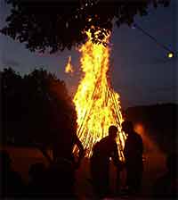 Das Hainbronner Sonnwendfeuer lodert in der Nacht
