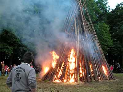 Der Sommer kann kommen - Das Hainbronner Sonnwendfeuer brennt