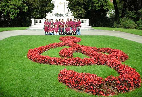 Die Hainbronner Flinken Finger vor dem Mozartbrunnen in Wien
